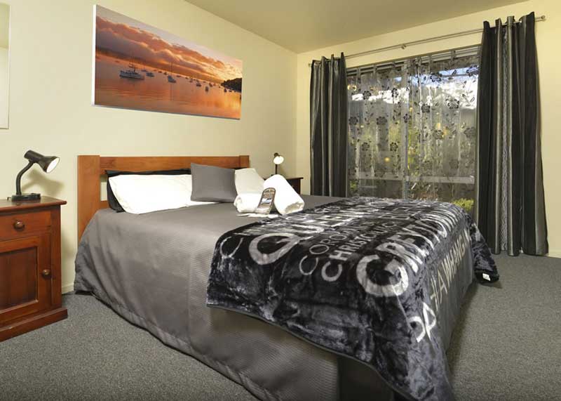 <a href="https://tombstonelodge.co.nz/accommodation/motel-rooms/">Queen bed</a>
